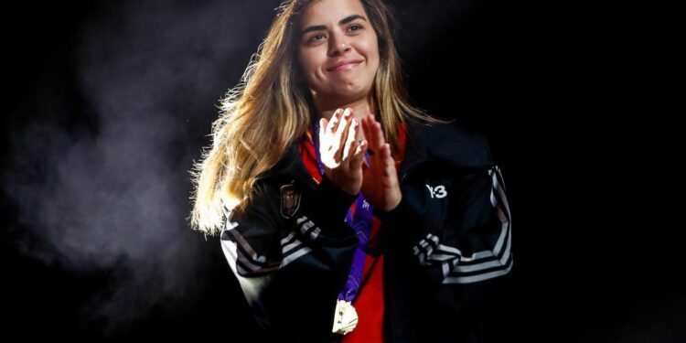 La aplaudida reacción de Misa cuando un grupo de jóvenes le grita ‘un piquito’