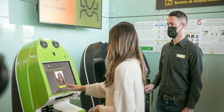 El despliegue de reconocimiento facial en los aeropuertos divide a los expertos