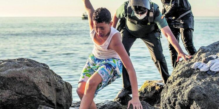 Crece el goteo de inmigrantes que llegan nadando a territorio español