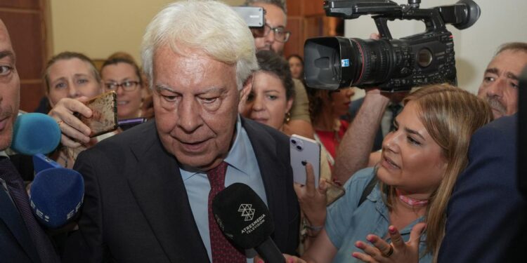 Felipe González cree que los diputados del PSOE no podrán defender el concierto catalán en sus comunidades: ‘Yo no lo votaría’