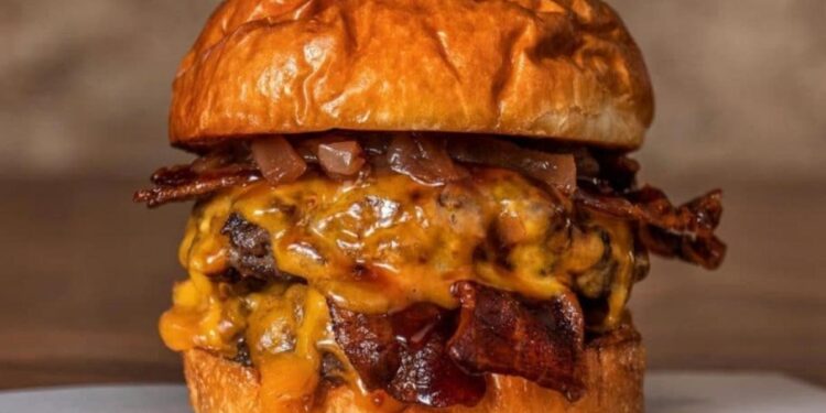 Brote de salmonela en una conocida hamburguesería de Madrid: hay tres clientes hospitalizados