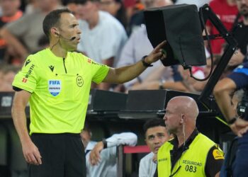 El VAR, a revisión: la FIFA trabaja en una nueva versión del videoarbitraje basada en el tenis