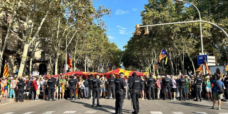 Los Mossos lanzan gas pimienta a los manifestantes que tratan de saltarse el cordón policial