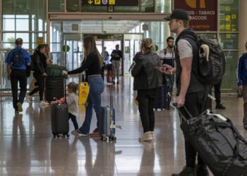 La mochila de cabina que triunfa para viajar sin facturar este 2024: engañarás a todas las aerolíneas antes de embarcar