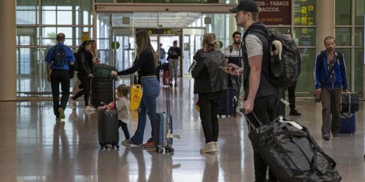La mochila de cabina que triunfa para viajar sin facturar este 2024: engañarás a todas las aerolíneas antes de embarcar
