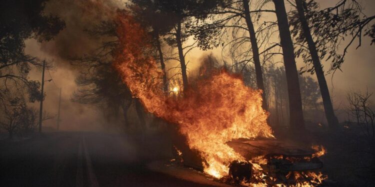 Un gran incendio forestal a las puertas de Atenas obliga a evacuar a decenas de miles de personas