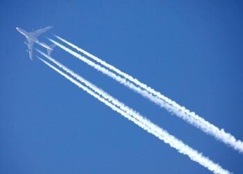 ‘Contrails’: otro estudio confirma que las estelas de aviones calientan el clima