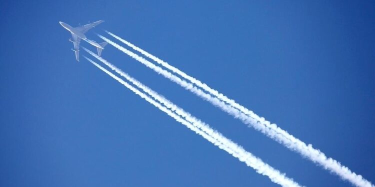 ‘Contrails’: otro estudio confirma que las estelas de aviones calientan el clima