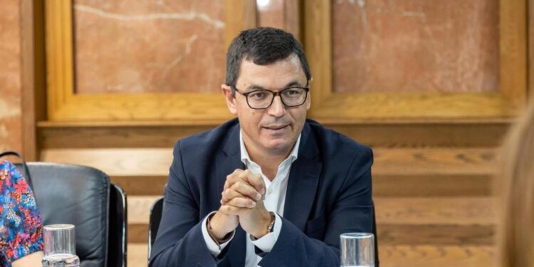 Canarias cumple su ultimátum: recurre ante el Constitucional por el traspaso pleno de Costas