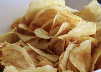 La Unión Europea dice no a las patatas fritas de jamón que cuenten con esta sustancia: este es el motivo