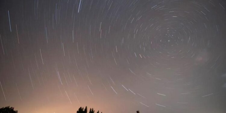 ¿Dónde ver las Perseidas este año? Te proponemos los mejores destinos para acampar y disfrutar de la lluvia de estrellas