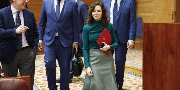 Ayuso enerva a la oposición por el ‘caos’ en la tramitación de la ley LGBI, Trans y los cambios en Telemadrid y Transparencia