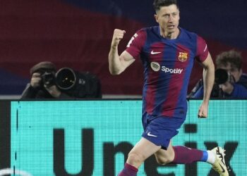 La cabeza salva al Barça de la tormenta ante el Valencia