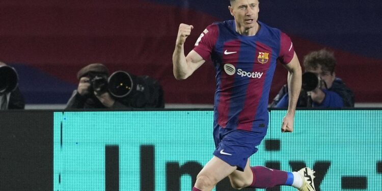 La cabeza salva al Barça de la tormenta ante el Valencia