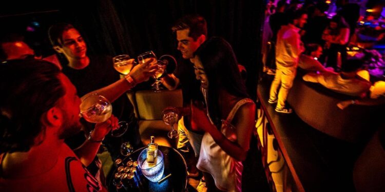 Vecinos, sector del ocio y de la música acuerdan medidas para conjugar fiesta y descanso en Barcelona