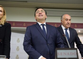 Albares, “muy feliz” de que Sánchez se quede porque así “no han triunfado el bulo ni los acosadores”