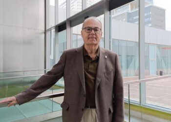 El epidemiólogo Antoni Trilla, sobre las infecciones asociadas al cambio climático: ‘Hay que estar muy atentos a qué virus dan el salto de los animales al hombre’