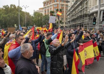 La Policía escolta a diputados del PSOE tras sufrir una agresión a las puertas del Congreso