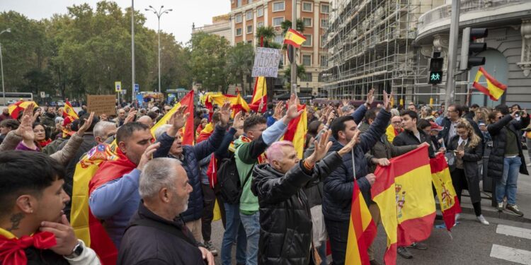 La Policía escolta a diputados del PSOE tras sufrir una agresión a las puertas del Congreso