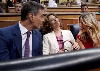 Sánchez alimenta la división en tres del bloque de la derecha y empuja la unidad a su izquierda