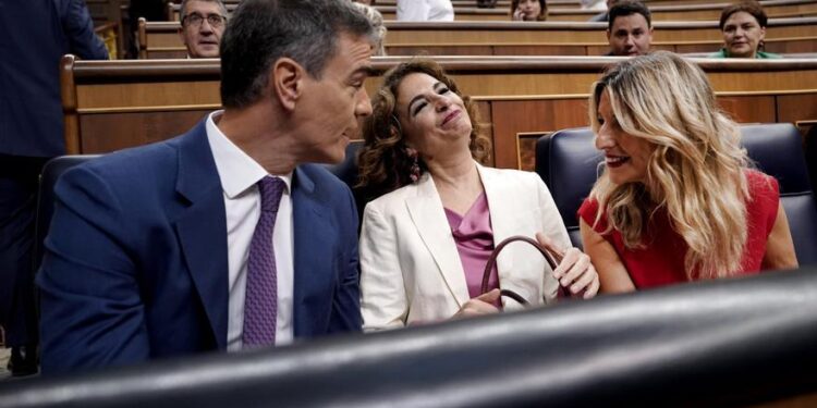 Sánchez alimenta la división en tres del bloque de la derecha y empuja la unidad a su izquierda