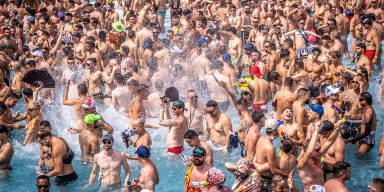 Apoteosis gay del Circuit Festival de Barcelona en su fiesta acuática: ‘Nunca había visto nada igual’