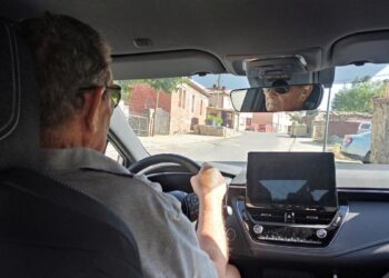 Mayores al volante: ‘A mi padre le han renovado el carnet de conducir con 93 años aunque le cuesta andar y tiene menos reflejos’