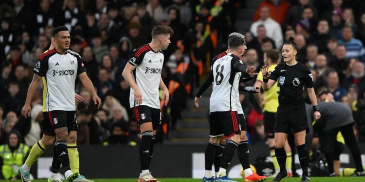 Rebecca Welch se convierte en la primera mujer en arbitrar un partido de la Premier League