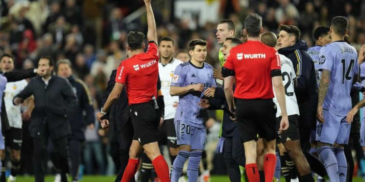 La resaca de un Valencia – Real Madrid ‘inédito’: Gil Manzano grogui y golpes en el vestuario