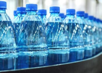 El 94% del agua potable y el 63% de la embotellada están contaminadas con ‘químicos eternos’, según un estudio