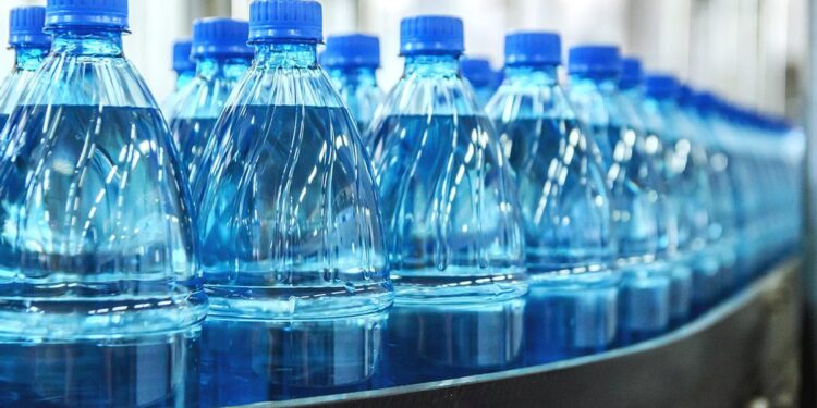 El 94% del agua potable y el 63% de la embotellada están contaminadas con ‘químicos eternos’, según un estudio