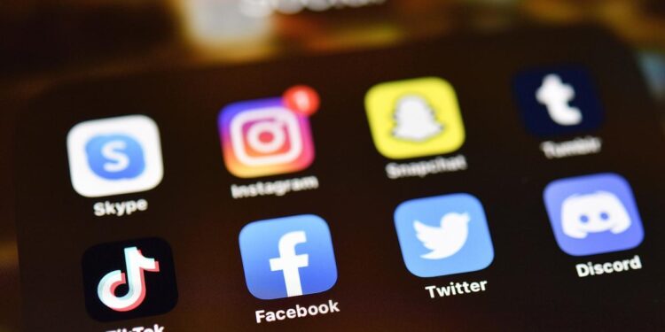 El odio en redes sociales: a ellas por su apariencia y a ellos por política o etnia