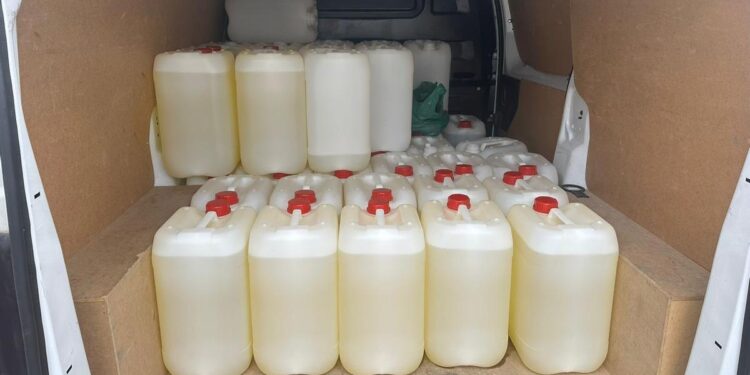 El negocio de los bidones de gasolina, unas ‘bombas de relojería’ para abastecer a las narcolanchas