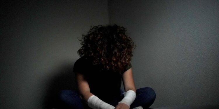 Las autolesiones en jóvenes generan adicción y un 30% pueden acabar en suicidio, el doble que en adultos