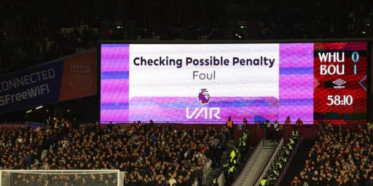 Los clubes de la Premier League votarán si eliminan el VAR a partir de la próxima temporada