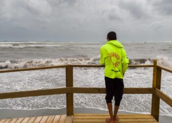 Dos heridos graves en el arriesgado rescate de los nueve tripulantes de un velero encallado en Formentera