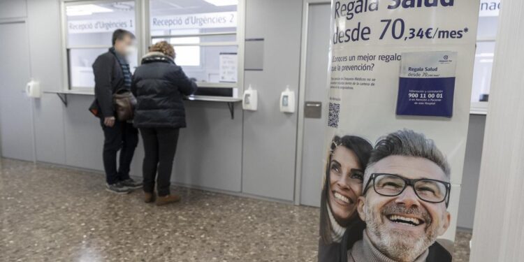 Madrid, Cataluña, Baleares y Canarias, las comunidades que más tiran de la sanidad privada