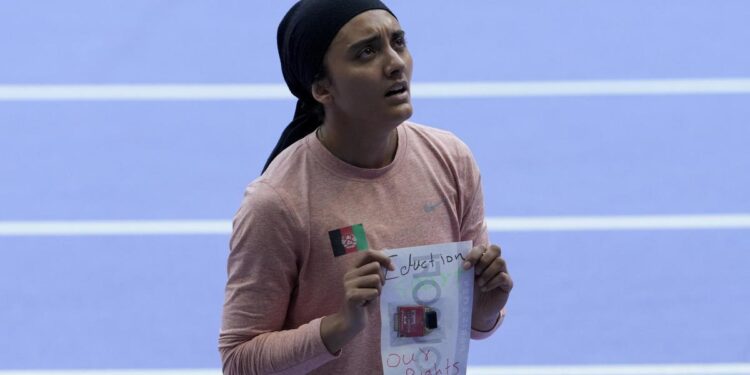 Dos atletas afganas en el tercer aniversario de la llegada de los talibanes