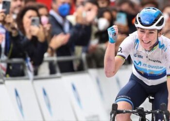 La corredora del Movistar Annemiek van Vleuten gana su tercer Giro, con la española Mavi García tercera