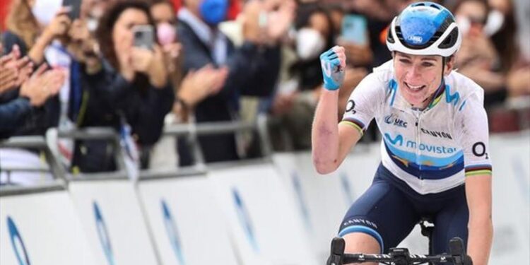 La corredora del Movistar Annemiek van Vleuten gana su tercer Giro, con la española Mavi García tercera