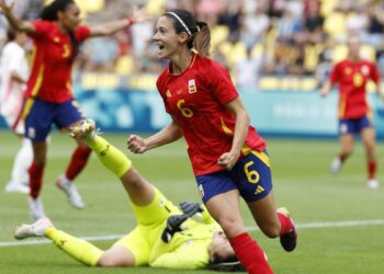 España tira de oficio y paciencia para arrancar los Juegos con una remontada