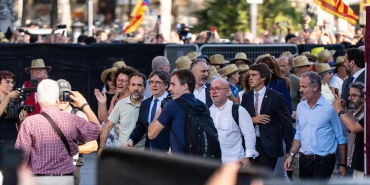 La Guardia Civil y la Policía Nacional buscaron a Puigdemont cerca del Parlament la tarde de su fuga