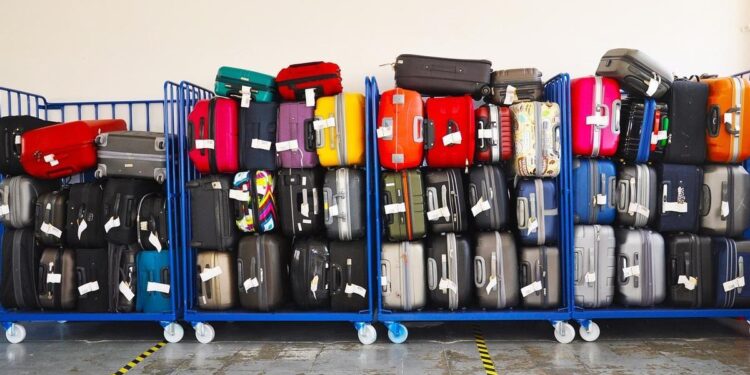 El color de tu maleta es determinante: así son las que salen primero de la bodega del avión