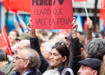 Y la catarsis llegó con el ‘Quédate’ de Quevedo: dirigentes del PSOE se dan un baño de masas con los militantes