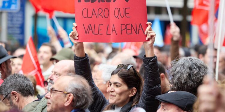 Y la catarsis llegó con el ‘Quédate’ de Quevedo: dirigentes del PSOE se dan un baño de masas con los militantes