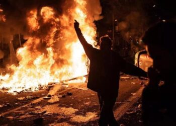 Londres busca espacio en las saturadas cárceles para custodiar a los detenidos por los disturbios ultras