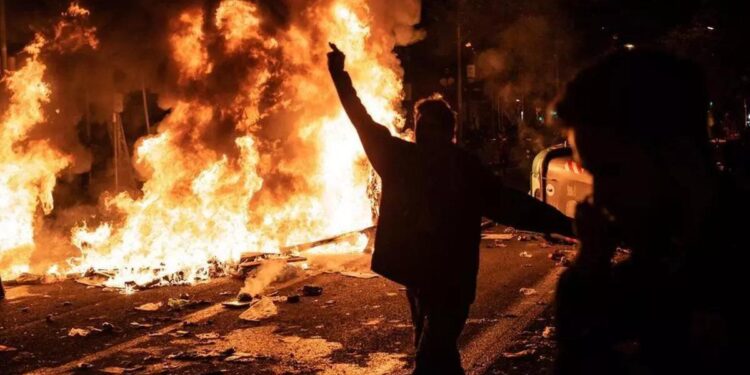 Londres busca espacio en las saturadas cárceles para custodiar a los detenidos por los disturbios ultras