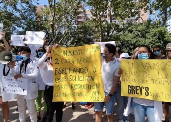 La marea de manifestaciones por el atasco en la homologación de títulos de sanitarios recorre España: ‘No podemos esperar más’