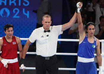 La boxeadora argelina Imane Khelif supera a la tailandesa Janjaem Suwannapheng y peleará por el oro