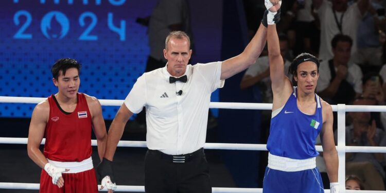 La boxeadora argelina Imane Khelif supera a la tailandesa Janjaem Suwannapheng y peleará por el oro